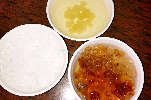 雪燕桃胶皂角米炖奶的做法图解1