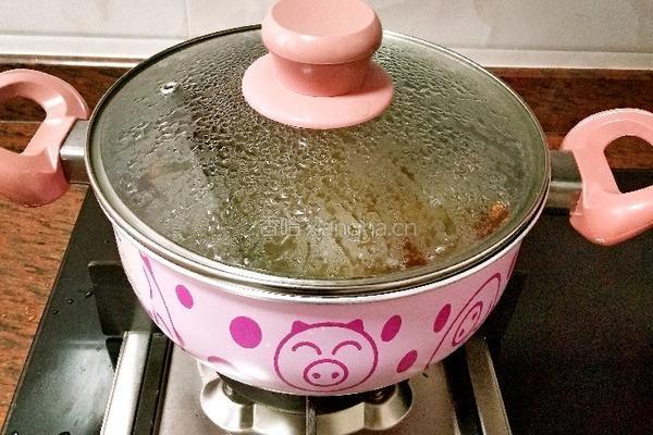 雪燕桃胶皂角米炖奶的做法图解5