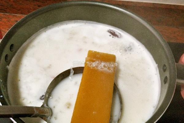 雪燕桃胶皂角米炖奶的做法图解7