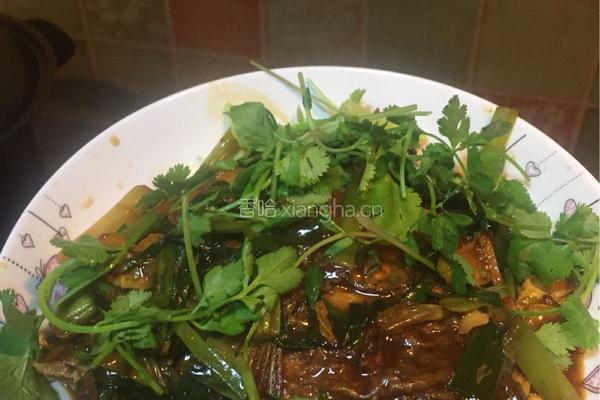 老干妈蒜苗香芹闷罗非鱼的做法图解12