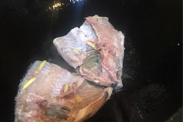 老干妈蒜苗香芹闷罗非鱼的做法图解2