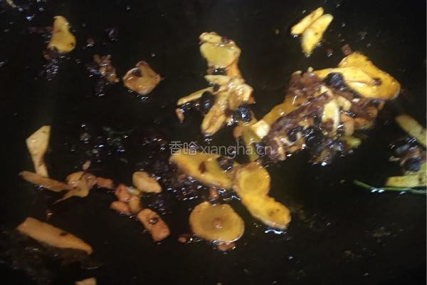 老干妈蒜苗香芹闷罗非鱼的做法图解5