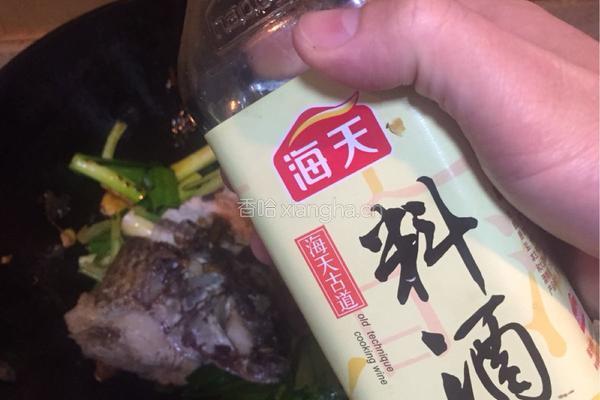 老干妈蒜苗香芹闷罗非鱼的做法图解9