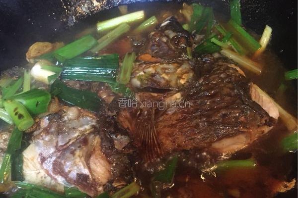 老干妈蒜苗香芹闷罗非鱼的做法图解10