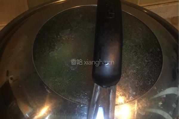 老干妈蒜苗香芹闷罗非鱼的做法图解11