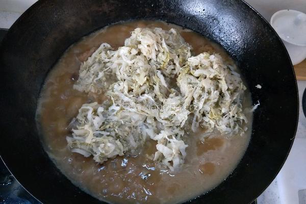排骨炖酸菜的做法图解17