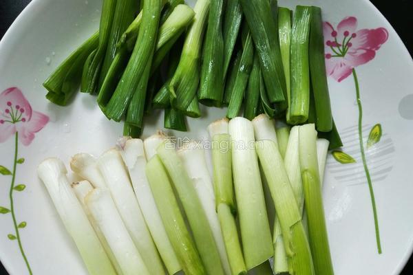 大蒜炒猪头肉的做法图解1