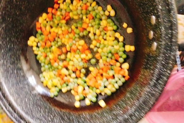 炒胡萝卜丁玉米粒青豆的做法图解3