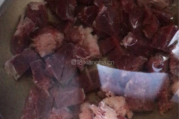 牛肉煨胡萝卜?的做法图解1