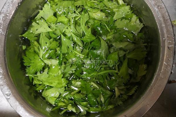 芹菜叶鸡蛋饼的做法图解1