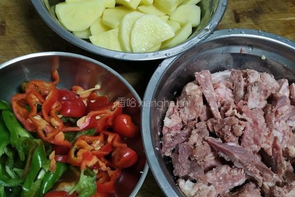 牛肉炒辣椒土豆片的做法图解1