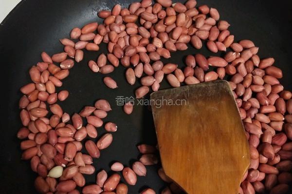 糖霜花生的做法图解1