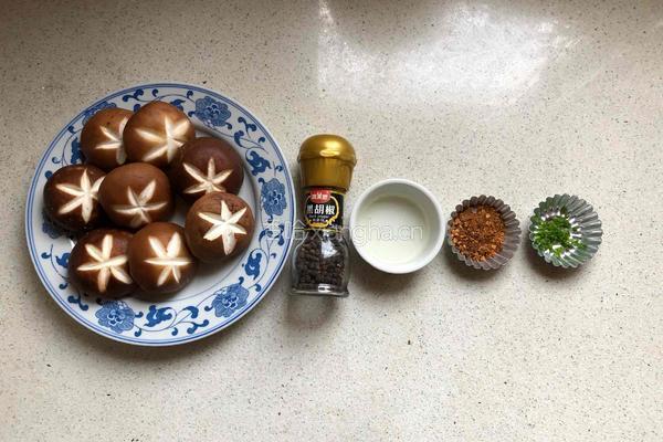 黑椒风味烤香菇的做法图解1