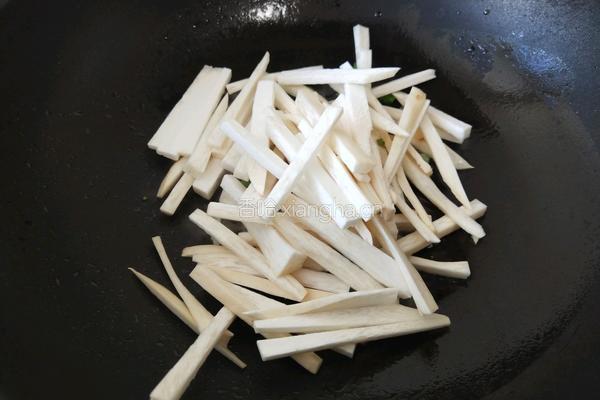 耗油杏鲍菇炒尖椒 肉嘟嘟比肉还好吃的做法图解3