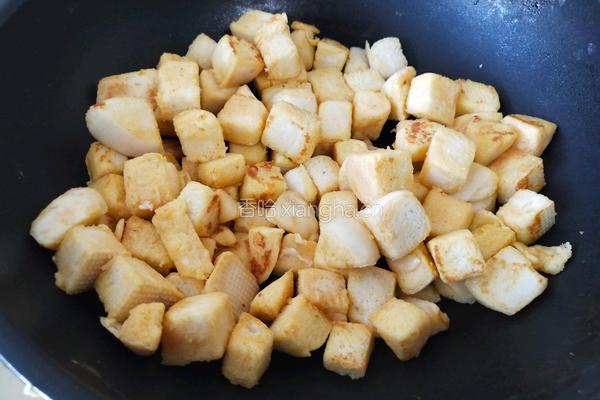 素炒馒头丁 松软鲜香的做法图解5