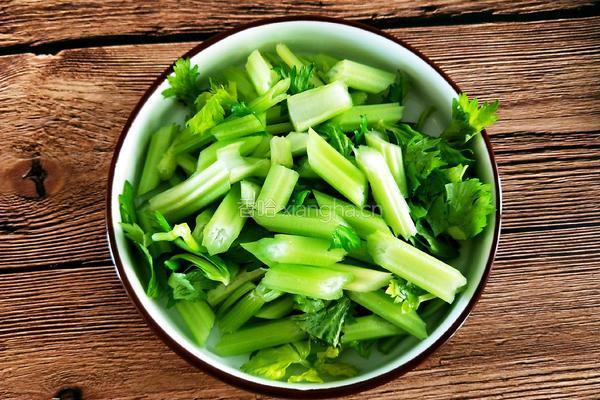 芹菜炒肉的做法图解5