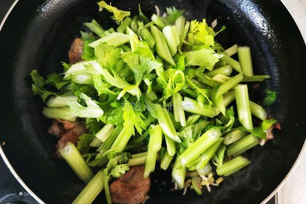 芹菜炒肉的做法图解11