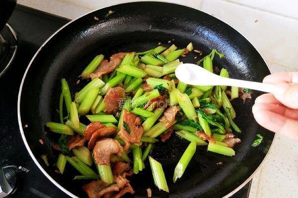 芹菜炒肉的做法图解14
