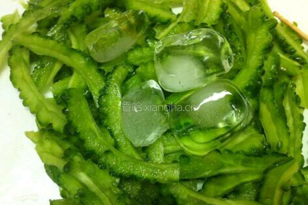 虾仁凉拌苦瓜的做法图解3