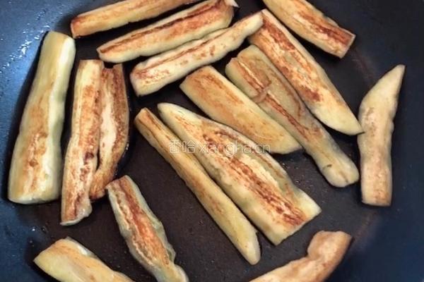 香煎肉末酱烧茄子的做法图解1