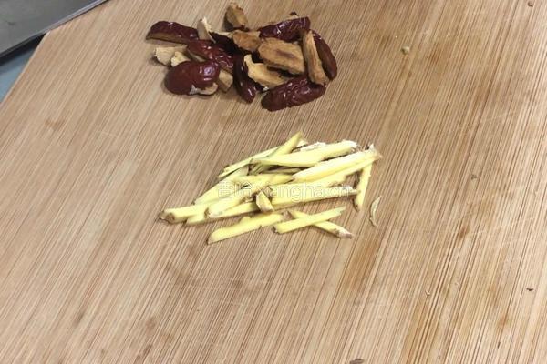 红枣蒸鸡的做法图解1