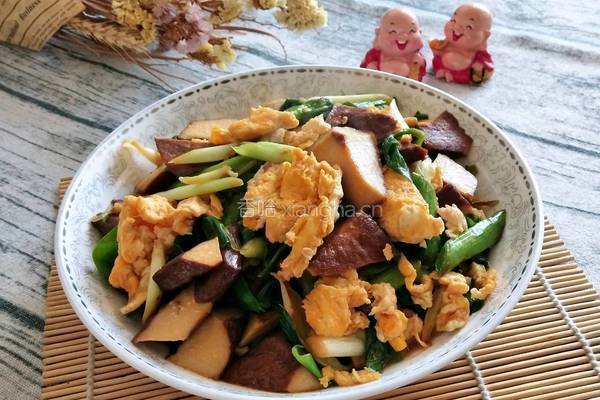 蒜苗炒香干鸡蛋的做法图解8