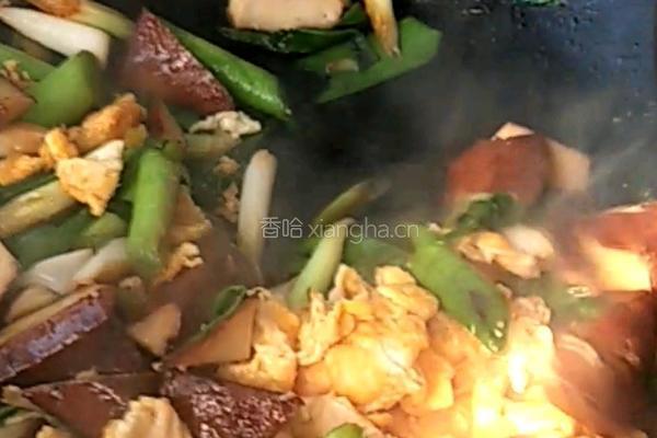 蒜苗炒香干鸡蛋的做法图解5