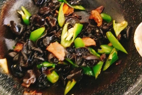 青椒炒木耳的做法图解4