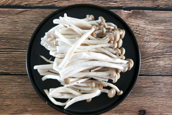 蟹味菇炒肉的做法图解2