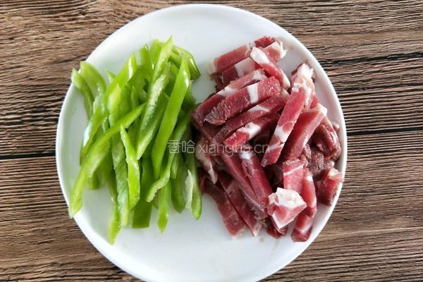 蟹味菇炒肉的做法图解3