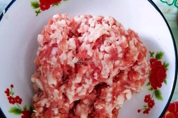 猪肉馅饺子的做法图解1