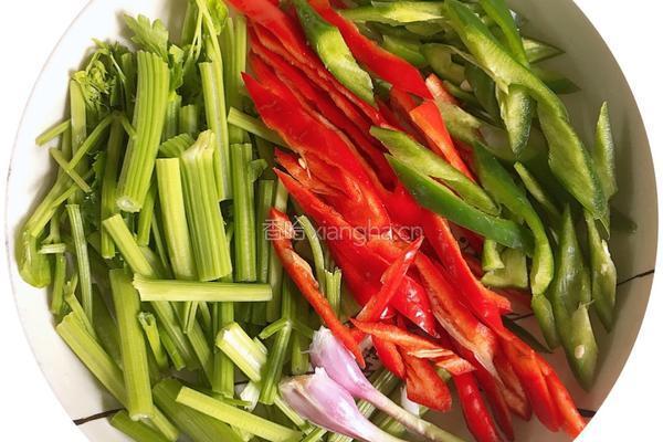 芹菜炒牛肉的做法图解3