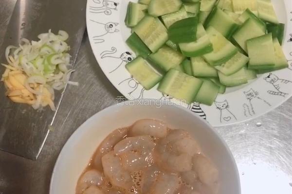 虾仁炒瓜（正月十五闹元宵）的做法图解3