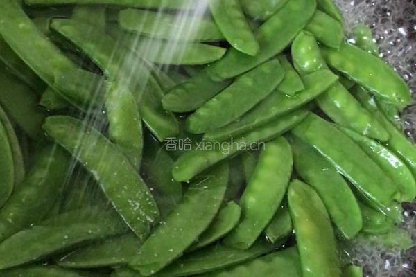 荷兰豆炒香肠的做法图解5