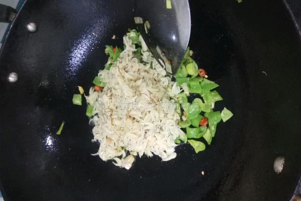 青椒炒虾皮的做法图解7
