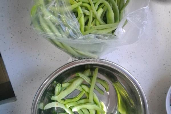 肉滋拉炖豆角的做法图解1