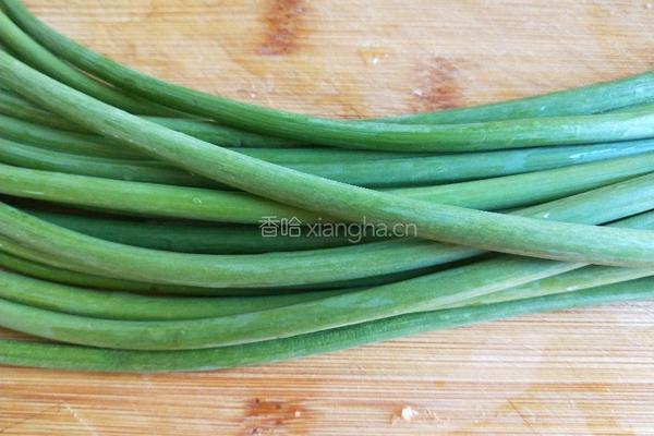 正月十五闹元宵 胡萝卜蒜苔炒肉末的做法图解1