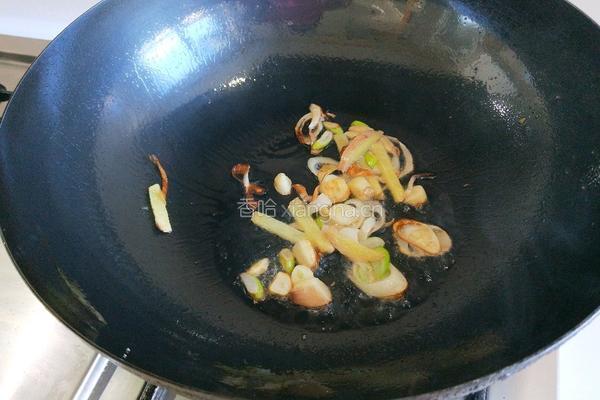 正月十五闹元宵 胡萝卜蒜苔炒肉末的做法图解5