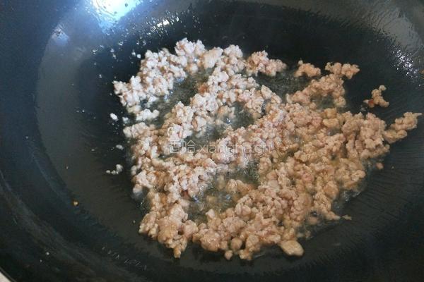 正月十五闹元宵 胡萝卜蒜苔炒肉末的做法图解6