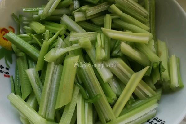 芹菜炒海参的做法图解1