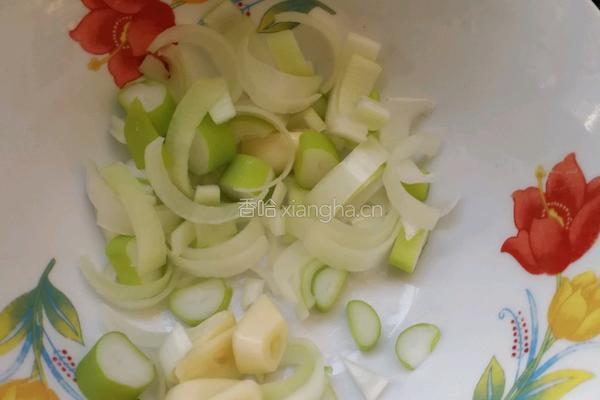 芹菜炒海参的做法图解2