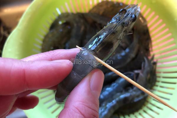 白灼基围虾的做法图解1