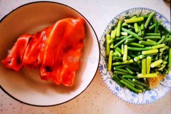 蒜苔炒五香猪耳的做法图解1