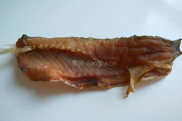 正月十五闹元 湖北红烧腊鱼块的做法图解1