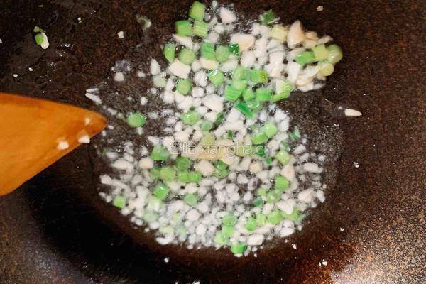 青椒香菇鸡丁烩日本豆腐的做法图解3