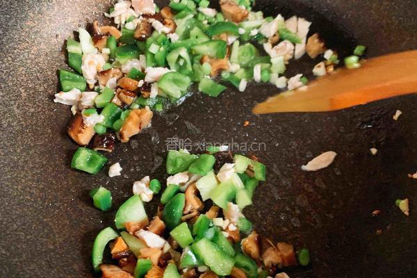 青椒香菇鸡丁烩日本豆腐的做法图解4