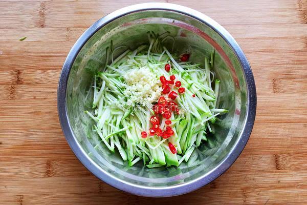 凉拌西葫芦丝的做法图解3