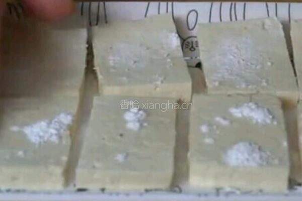 鸡蛋包豆腐的做法图解1