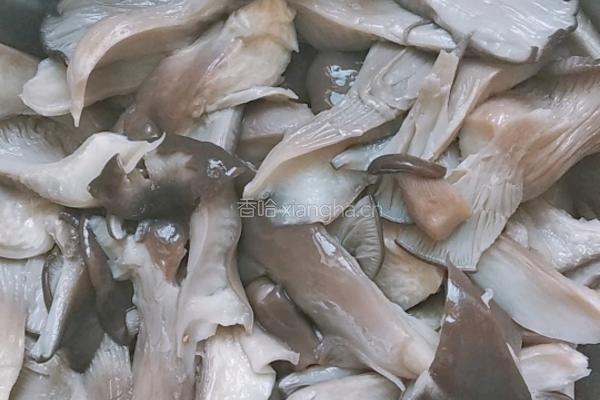 蘑菇炖豆腐的做法图解2