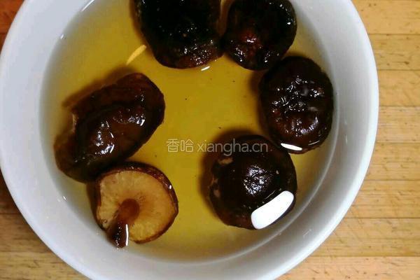 香菇鸡肉粥的做法图解1